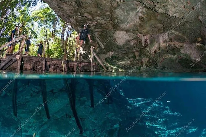 Geteilte Ansicht mit Personen auf einer Holzplattform und dem tiefen Unterwasserbereich.